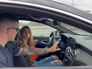 Трахает жену в жопу